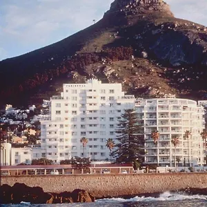 the-peninsula-all-suite-hotel.hotels-capetown.com/